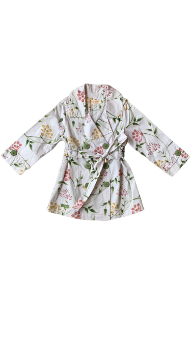 Trench coat branco com estampa de flores e botões verdes