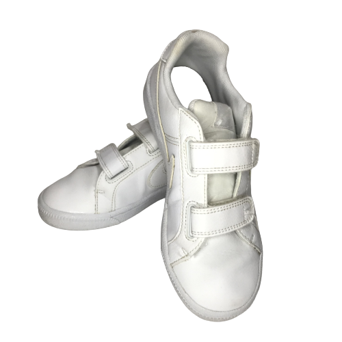 Tênis Nike velcro branco liso Lindo Mas Pequeno